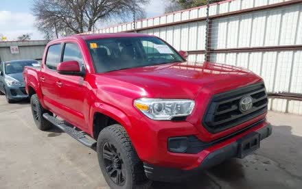 Toyota Tacoma roja vista de frente, se ve entera